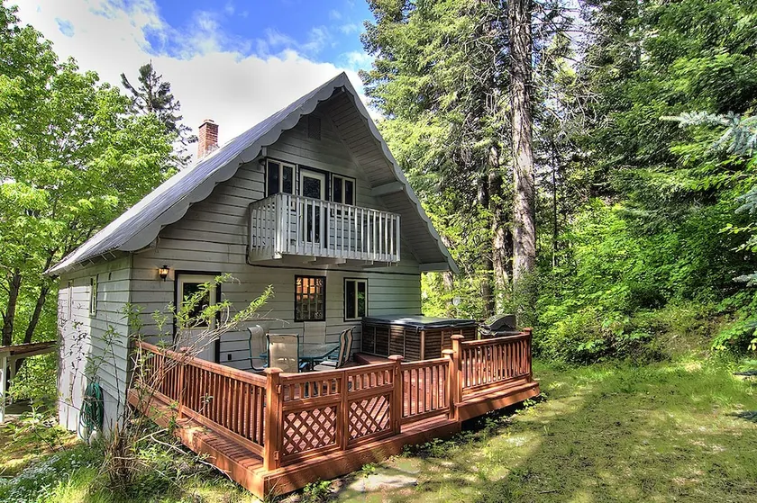 Ridge View Retreat - Three Bedroom Cabin with Hot Tub - Image 1