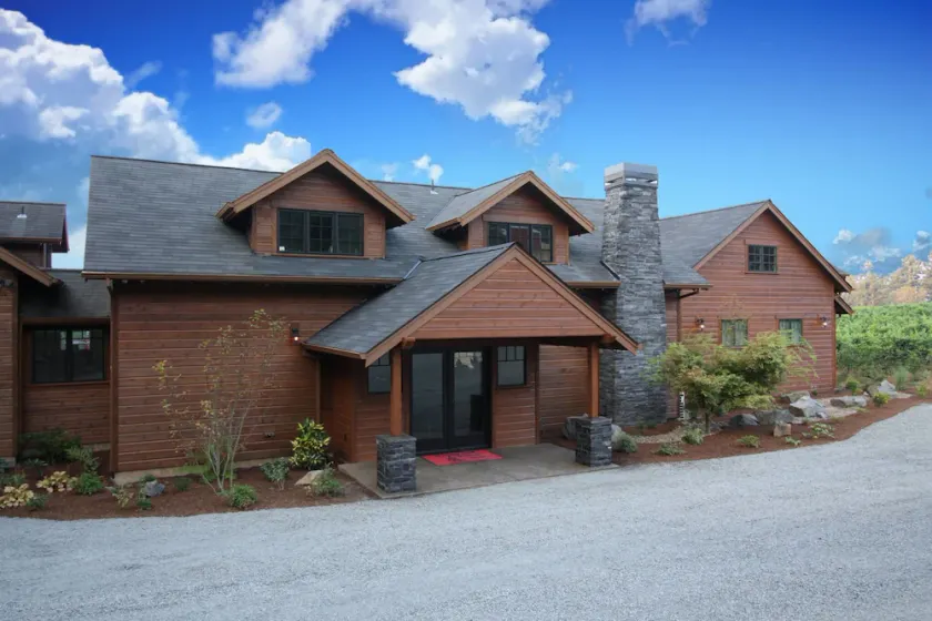 Vineyard View Inn - Image 1