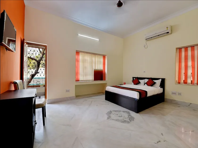 Comfort N Cozy by OYO Rooms - Image 1