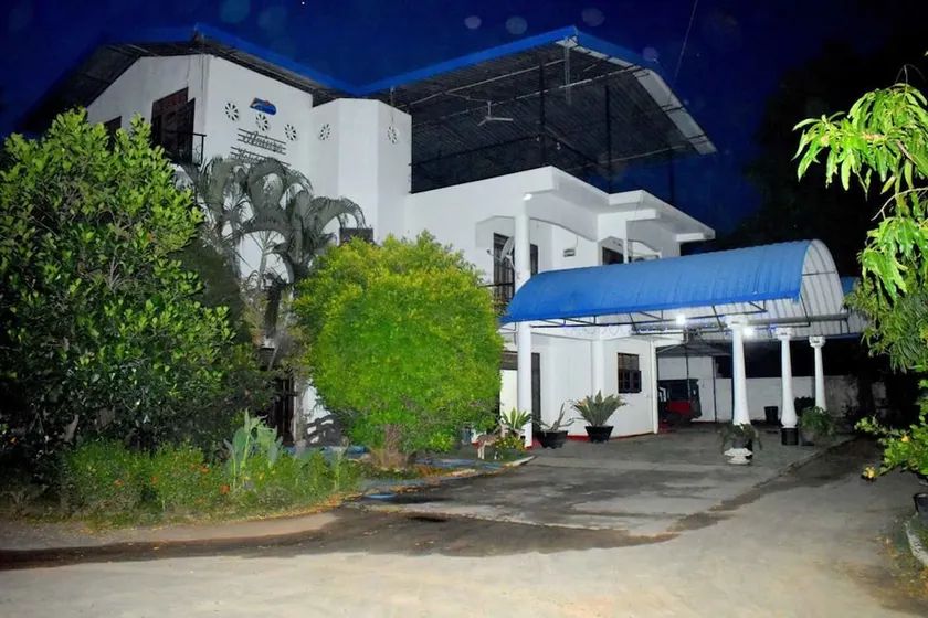 Avinro Garden Hotel - Image 1