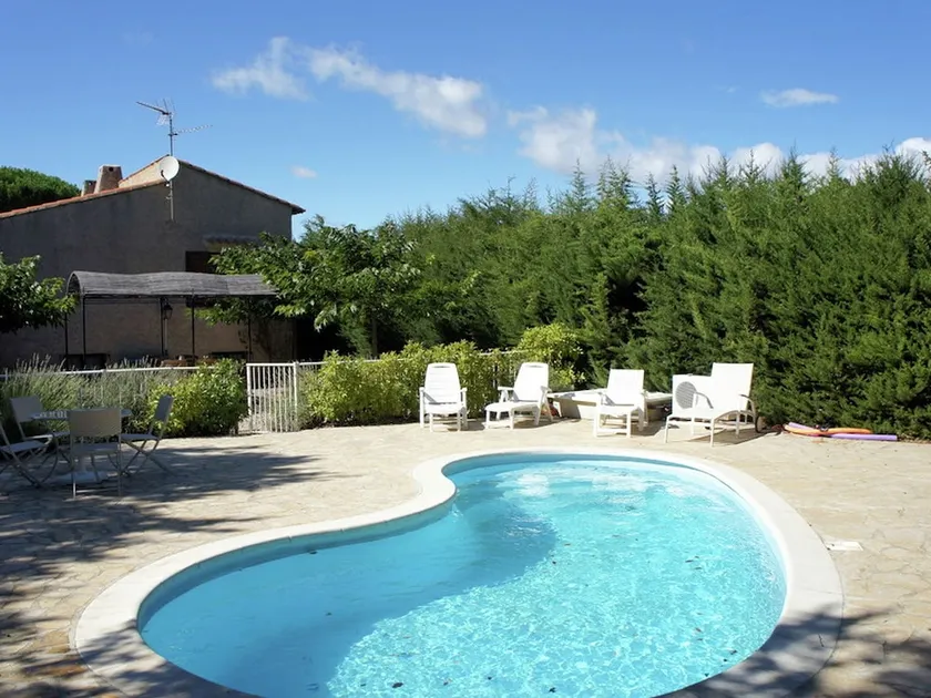 Charming Holiday Home in Régusse, Provence With Terrace - Image 1