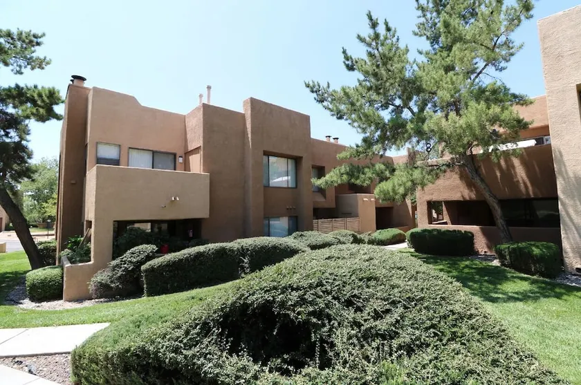 2 Bedroom Apartment w/ Pool, Balcony & WiFi by Frontdesk - Image 1