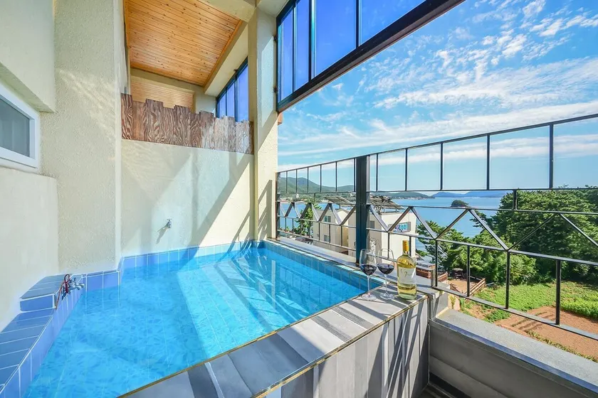 Tongyoung Seychelles Poolvilla - Image 1