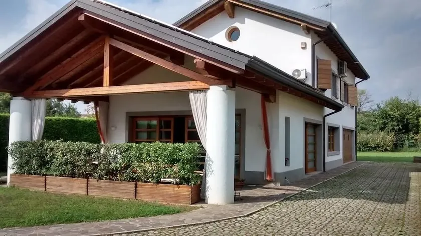 B&b Apricot - Image 1