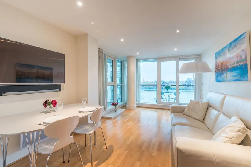 Stunning Flat Overlooking the Thames - Image 1