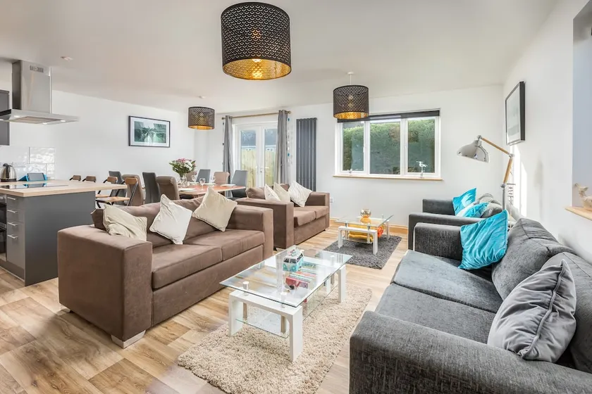 Modern Totnes House, Sleeps 8, 5 Mins Walk From Town - Image 1