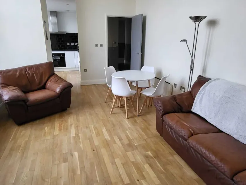 Stunning 3-bed Apartment in Heart of Cardiff Bay - Image 1