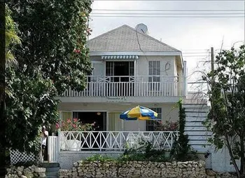 Cassandra II Beach Apartment - Image 1