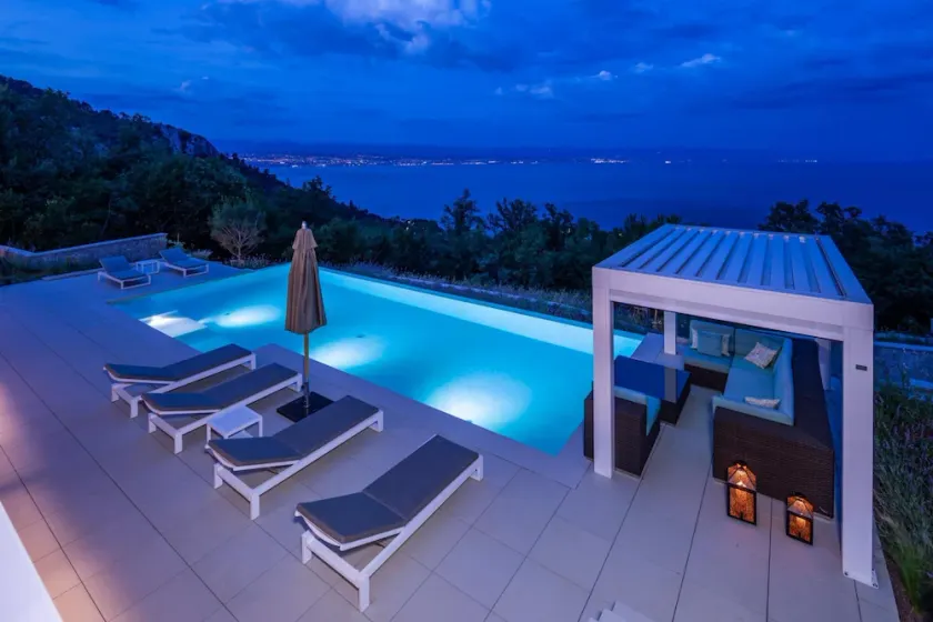 Villa Aura Caesar 5 Bedroom villa Ultra modern and luxurious Stunning sea and town views - Image 1