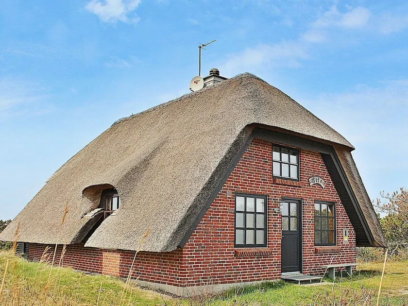 Cozy Holiday Home With Roofed Terrace in Hvide Sande - Image 1
