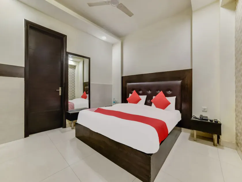 OYO Flagship 26585 Bhera Enclave Paschim Vihar - Image 1