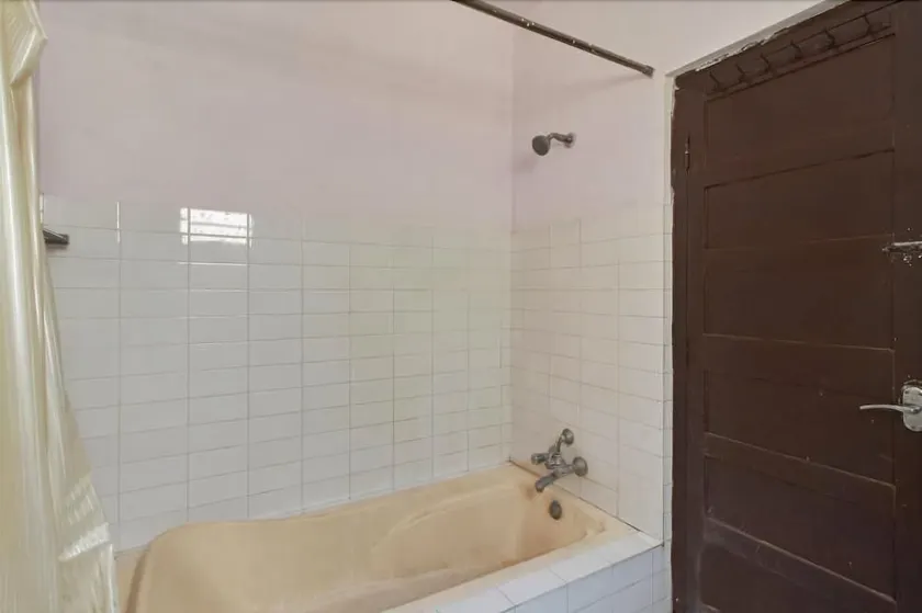 Guest Inn Suites Castle - Image 1