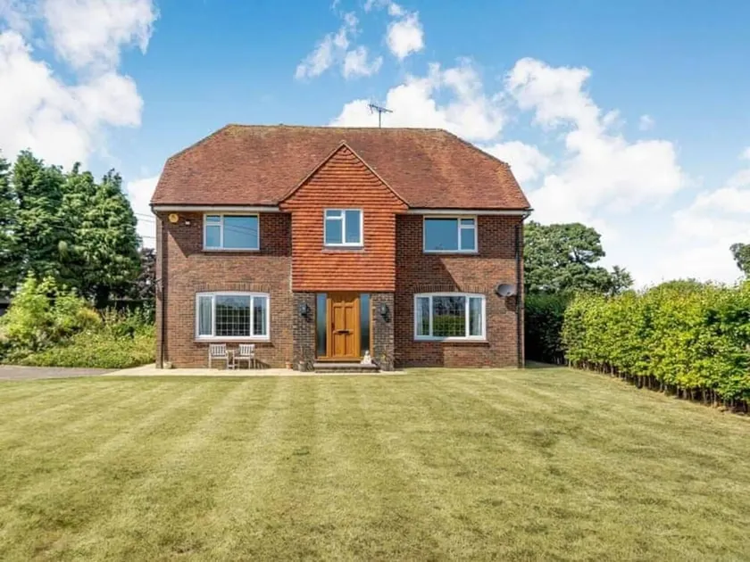 Luxury 5-bed House With Tennis Court & Games Room - Image 1