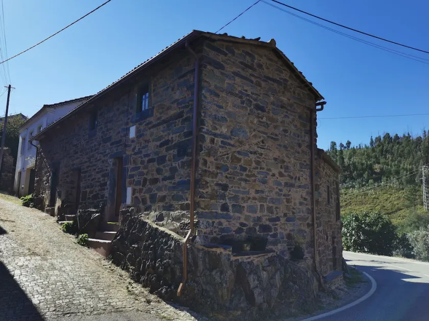 400 Year old 3-bedroom Farmhouse Central Portugal - Image 1