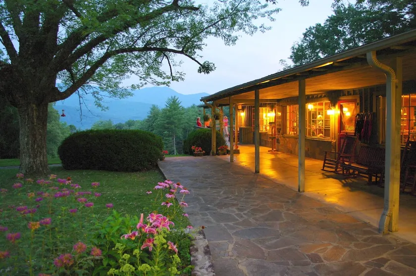Hemlock Inn - Image 1