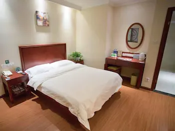 Greentree Inn Suzhou Station Hotel - Image 1