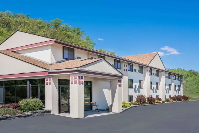 Super 8 by Wyndham Mankato - Image 1