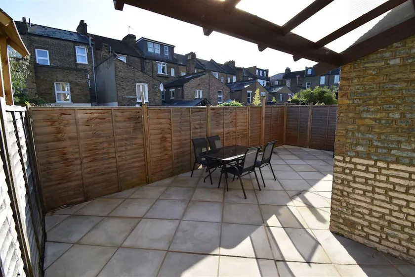 5 Bedroom House With Patio in Brixton - Image 1