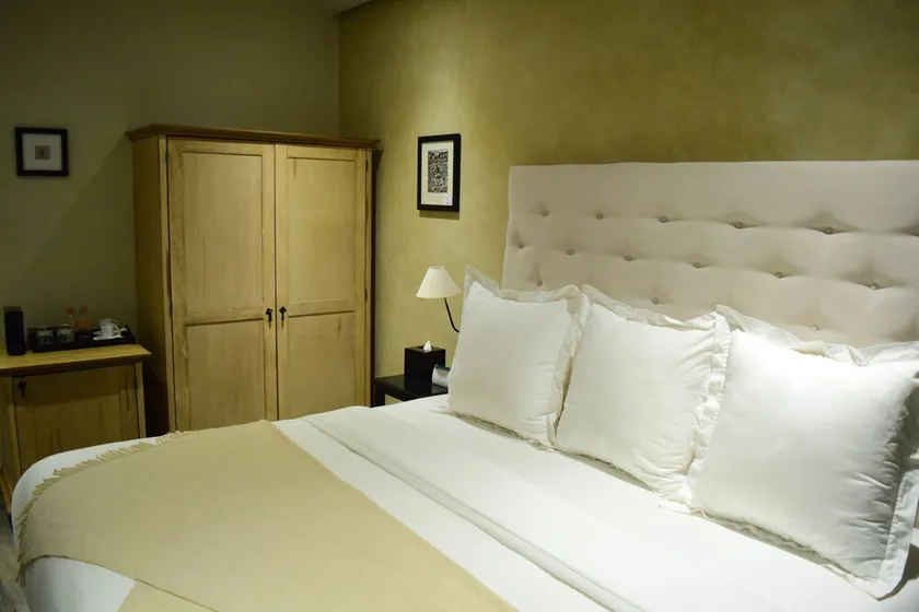 Hotel Bouquet - Image 1