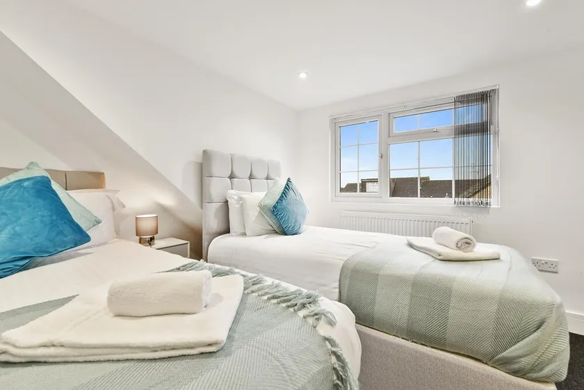 Rochfords Serviced House with 5 Bedrooms, 4 bathrooms up to 12 beds - Image 1