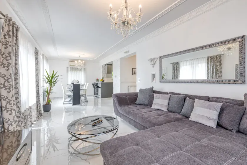 New elegant villa with pool, quiet area, close to the beach - Image 1