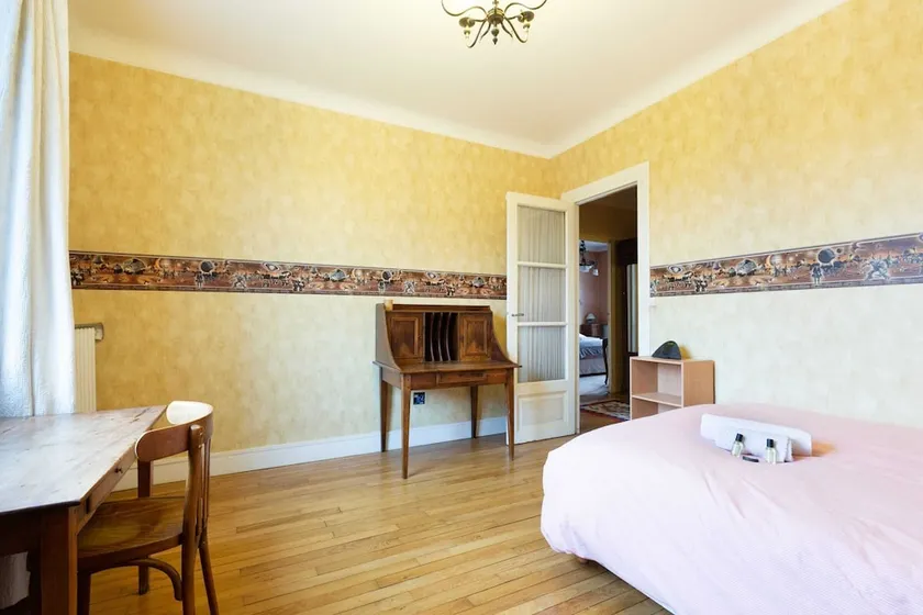 Red and Rustic Home Near Bois de Vincennes for 7 pax - Image 1