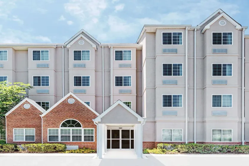 Microtel Inn & Suites by Wyndham Tuscaloosa Near University - Image 1