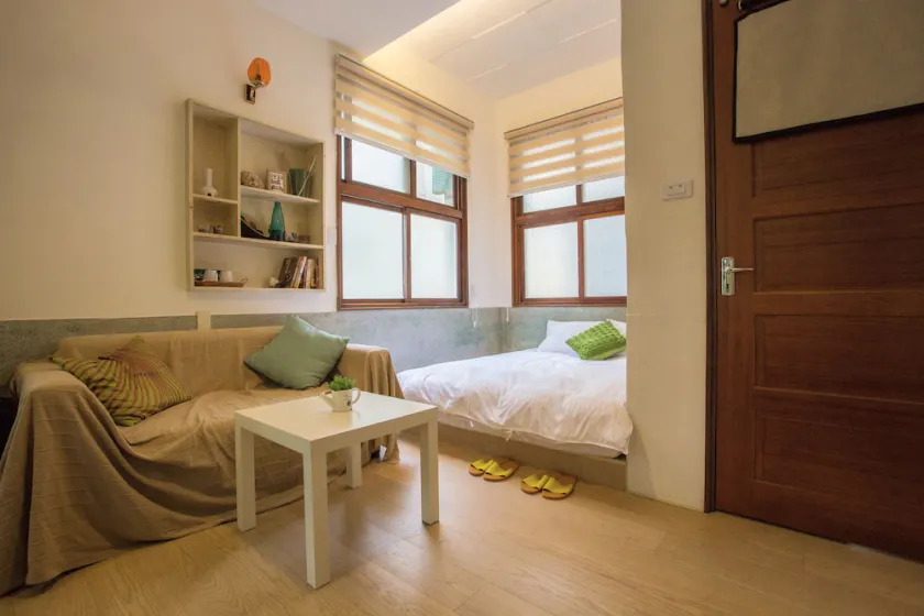 Meter 2 Hostel-Qingnian - Image 1