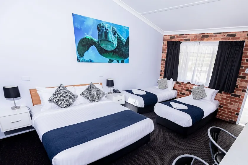 Bay Hotel Motel - Image 1