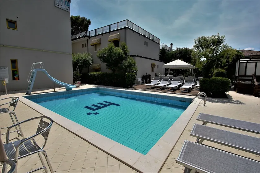 Hotel Marzia con Piscina - Image 1