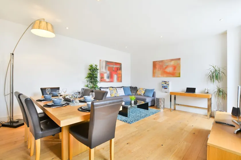Cathedral Mews Townhouse - Image 1