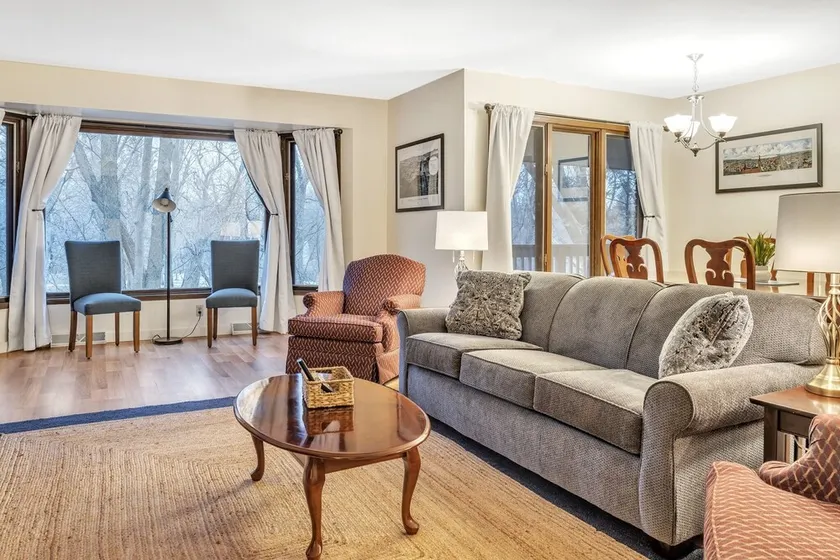 Amazing Hideaway - Short Walk To Hoyt Park! 3 Bedroom Townhouse by Redawning - Image 1