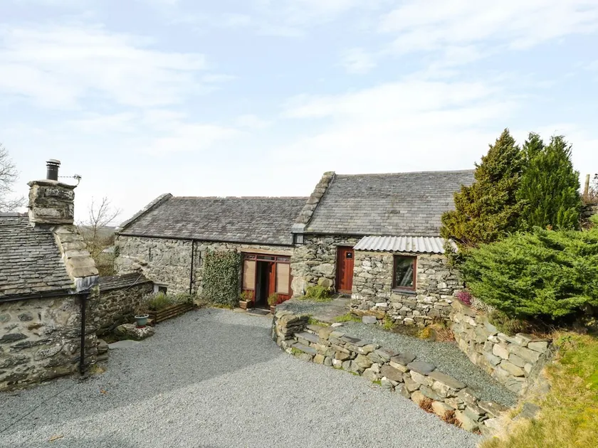 Ty Gwennol near Gilfach Goch - Image 1