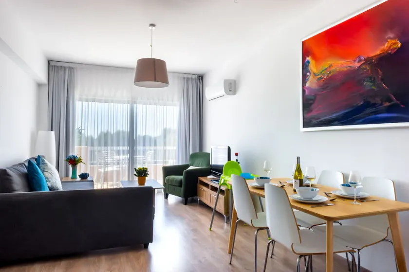 Pebble Beach Holiday Apartments - Image 1