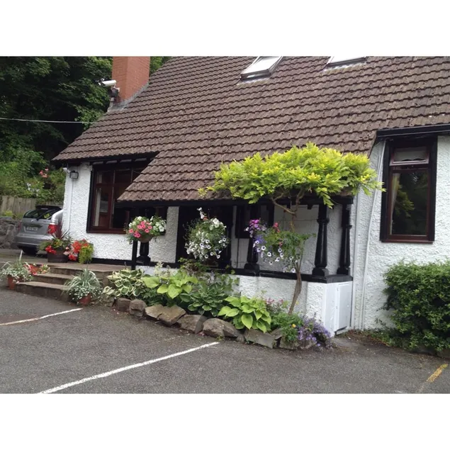 Moat Lodge - Image 1