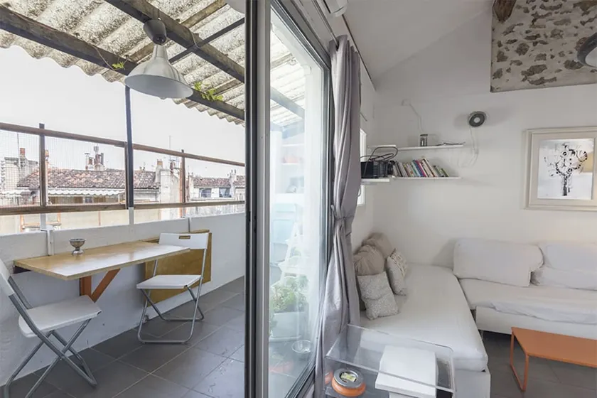 Superb Bright Apartment - Image 1