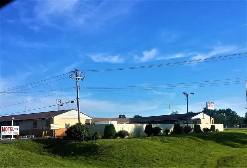Delux Motel - Image 1