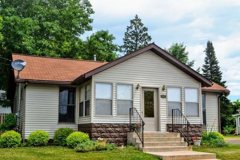 Billy's Lakeview 3 Bedroom Home - Image 1