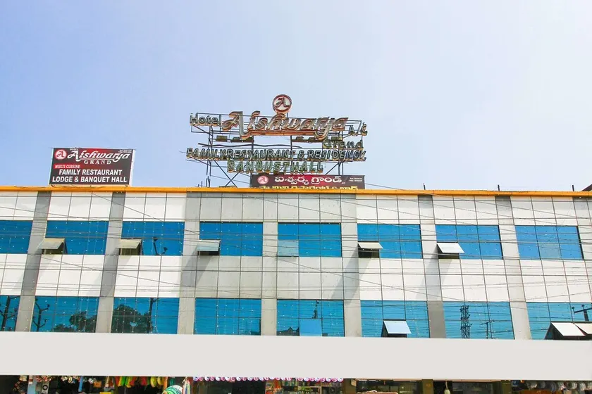 Hotel Kamal Palace - Image 1