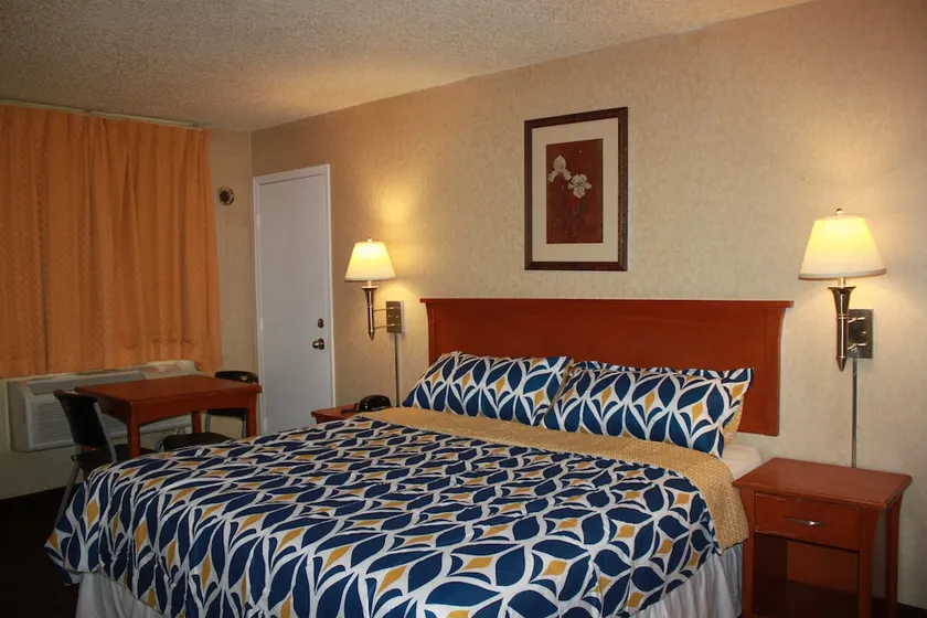 Port Of Tacoma Inn - Image 1