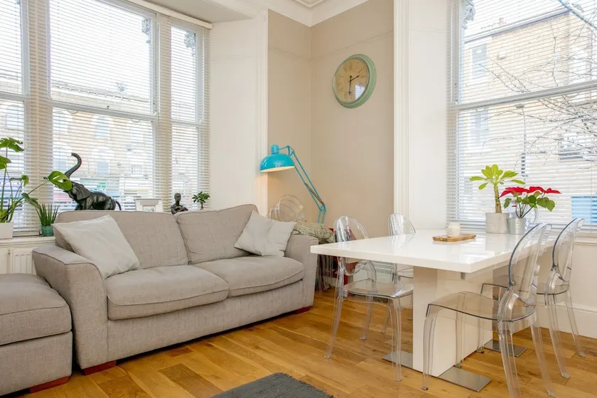 2 Bedroom Flat Near Shepherd's Bush Sleeps 4 - Image 1