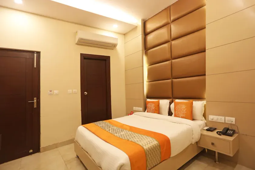Hotel Rolex Inn - Image 1