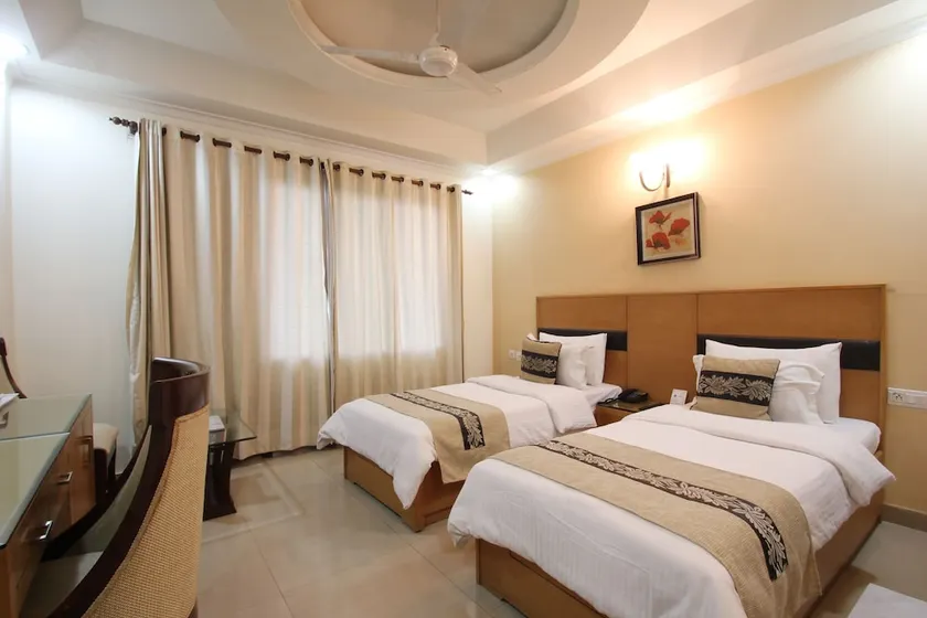 Fabhotel Cosy Palace - Image 1