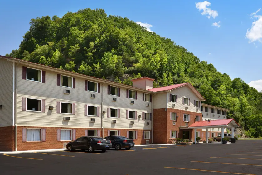 Super 8 by Wyndham Prestonsburg - Image 1