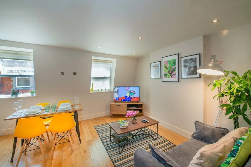 Luxury Central Reading Apartment 1 bed. Satellite TV. Wi-Fi - Image 1