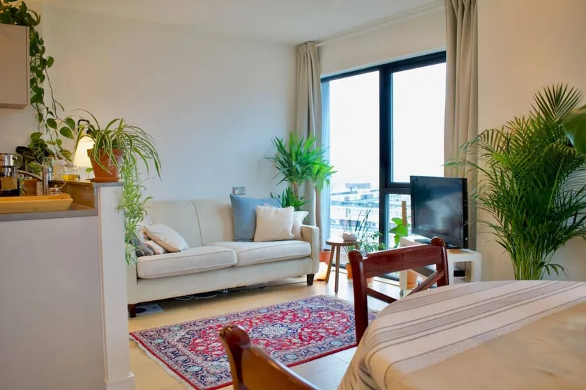 Modern 1 Bedroom Flat With Balcony Near Canary Wharf - Image 1