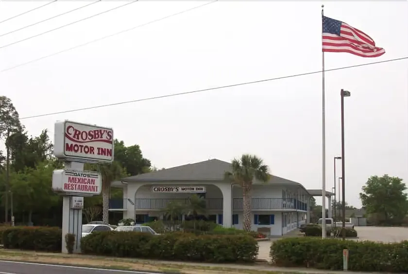 Crosby's Motor Inn - Image 1