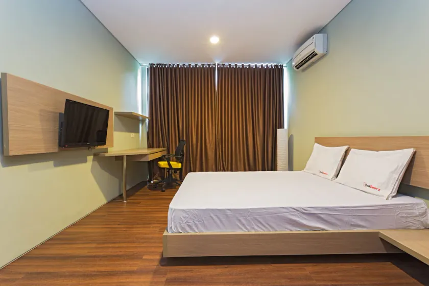 RedDoorz Near Lippo Village - Image 1