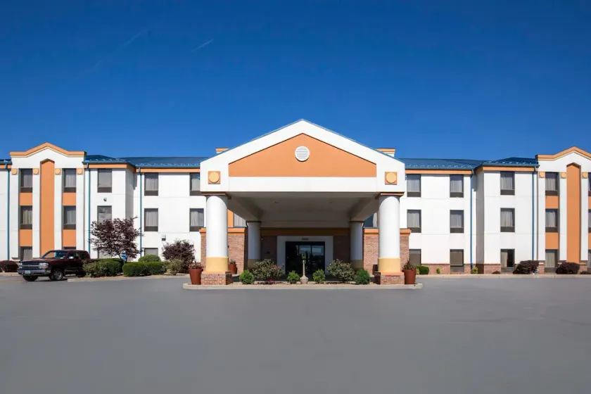 Quality Inn & Suites Arnold - Image 1