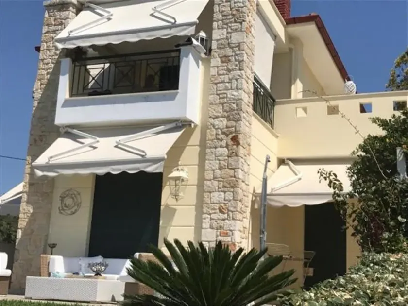 Luxury House near Sea with Public Pool - Image 1